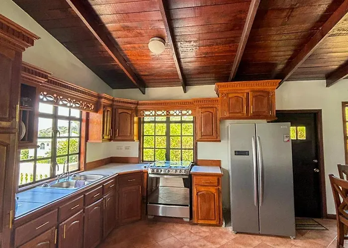 Come Enjoy Lakeside Bungalow